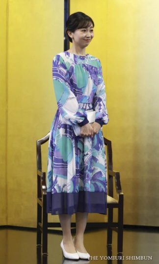 GRACE CONTINENTALの青系ワンピース姿の佳子さま