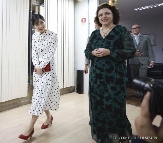 水玉ワンピースの佳子さま