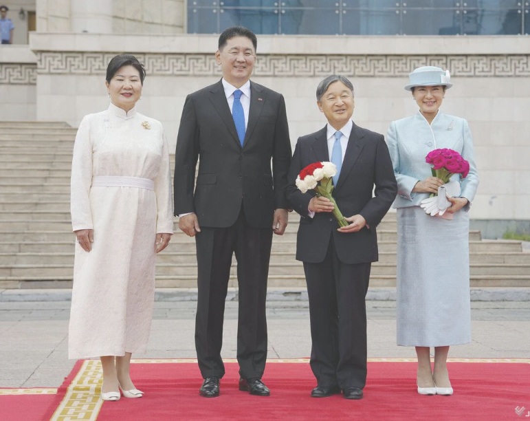 モンゴル歓迎式典での天皇皇后両陛下とモンゴル大統領
