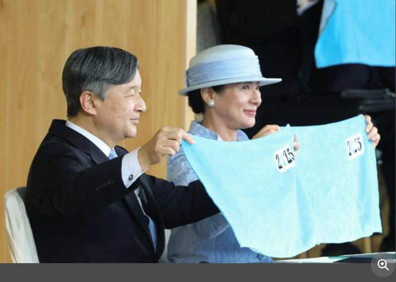 わたSHIGA輝く国スポ開会式で水色のタオルを両手で広げる天皇陛下と雅子さま