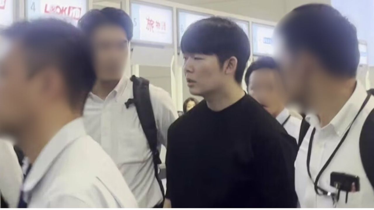 捜査員に囲まれるパクヨンジュン容疑者