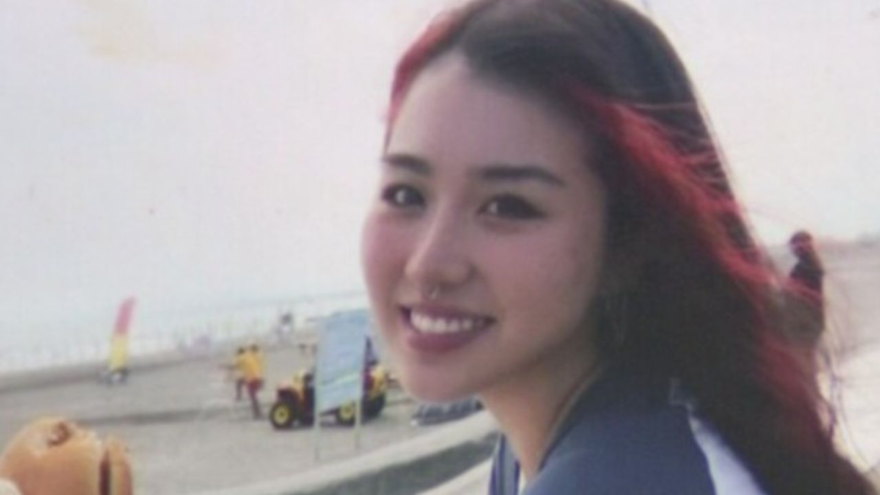 里実さんが海で寛ぐ様子