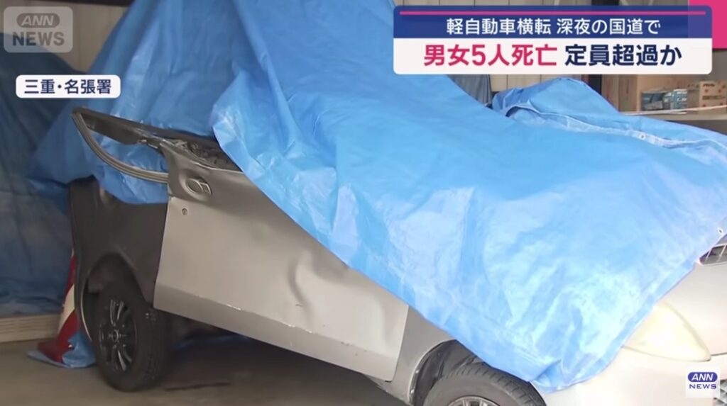 屋根がなくなった事故車両
