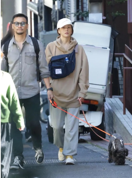 愛犬の散歩をする米倉涼子とゴンザロ・クエッショ