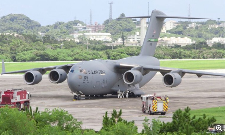那覇空港に飛来したC-17グローブマスター