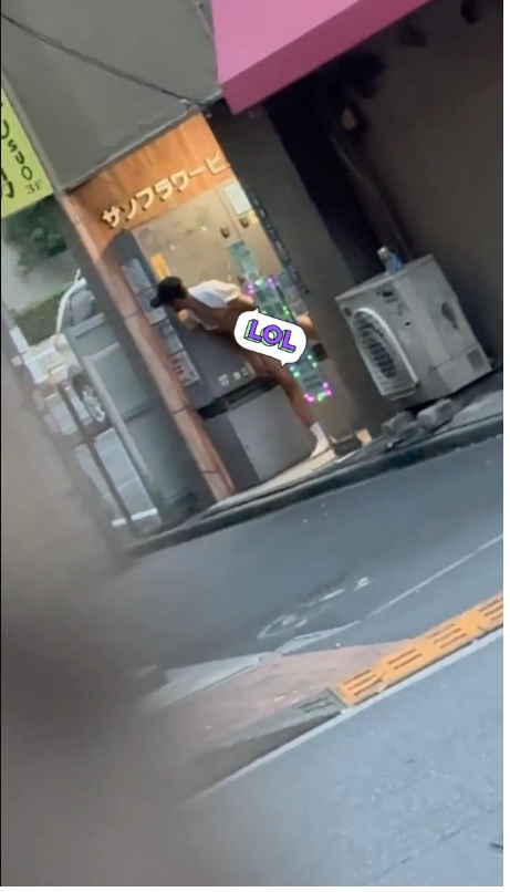 リチャードと思われる男性が誰かを探すような画像