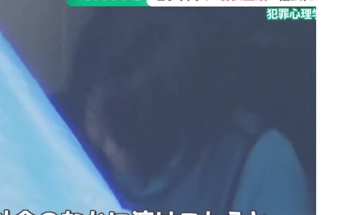 安福容疑者(うつむいていて顔が見えない)