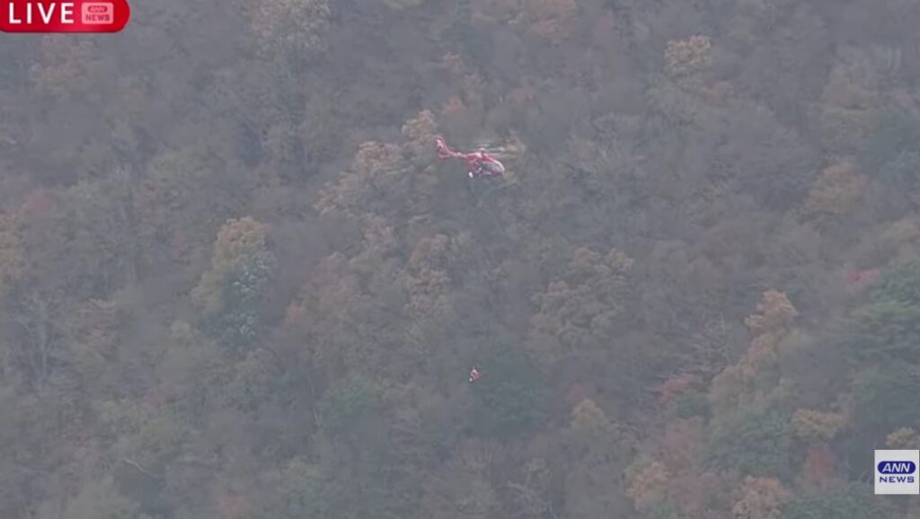 ヘリから救助隊２名が降りていく様子