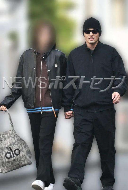 彼女と手をつないで歩く水上恒司