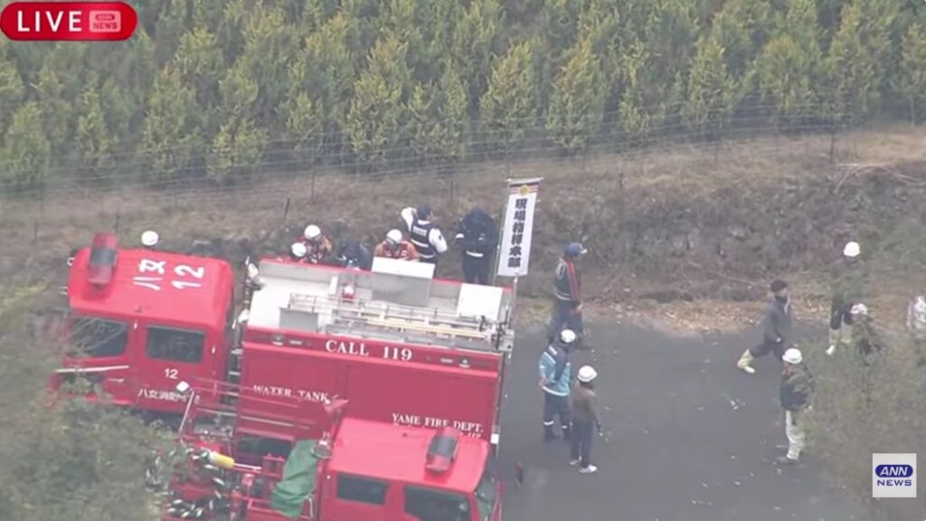 出動に向けて準備する消防隊員
