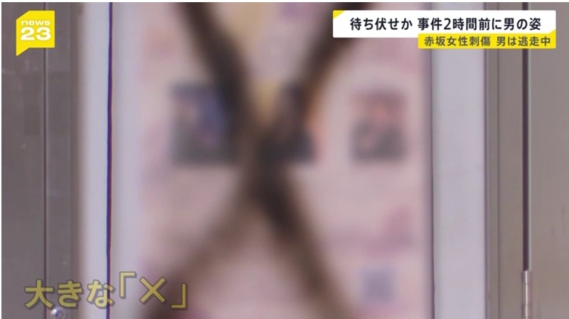 女性歌手が出演するポスターに大きなバツ印