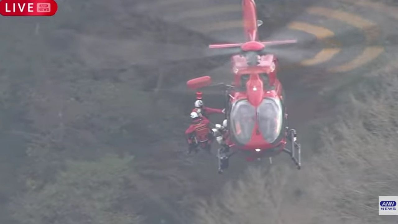 八女の小型機墜落でヘリから救助に向かう様子