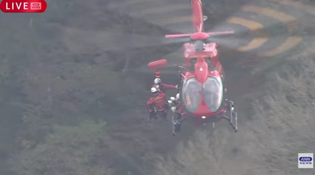 救助隊員２名が、小型機の墜落現場へヘリで急行する様子