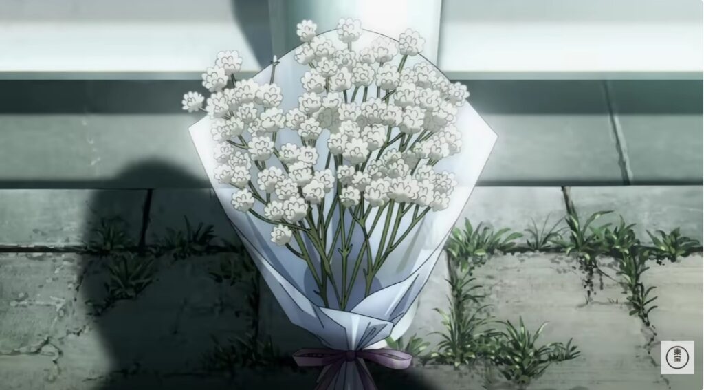 2026コナン映画でガードレールのそばに置かれたシロツメクサ