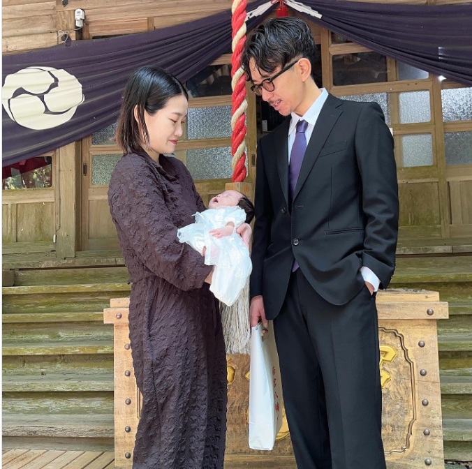 松田政也さんと妻の陽子さん、娘の汐亜ちゃん