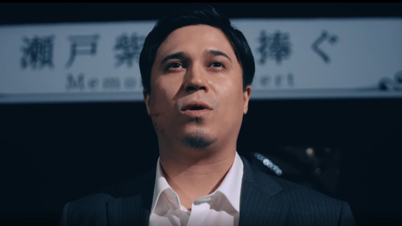 カノンを演奏後に何かをつぶやく宇津見