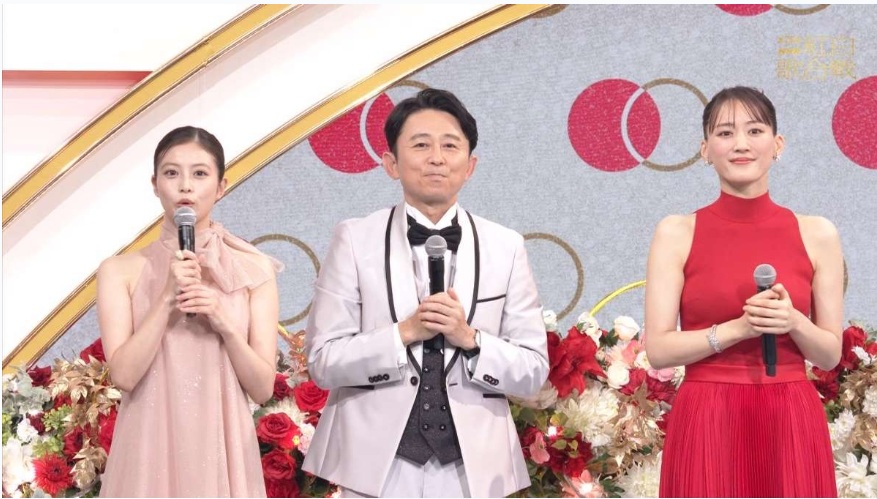紅白2025オープニングの綾瀬はるかと今田美桜
