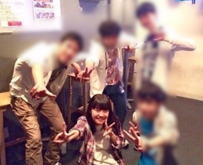 楠木ともり高校時代のバンドメンバーとの集合写真