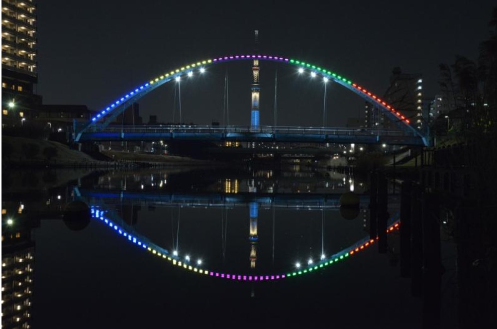 ライトアップされた「ふれあい橋」