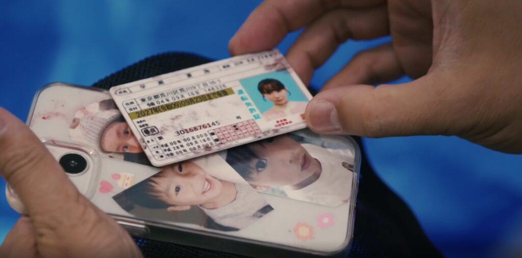 地で汚れた夏海のスマホと免許証