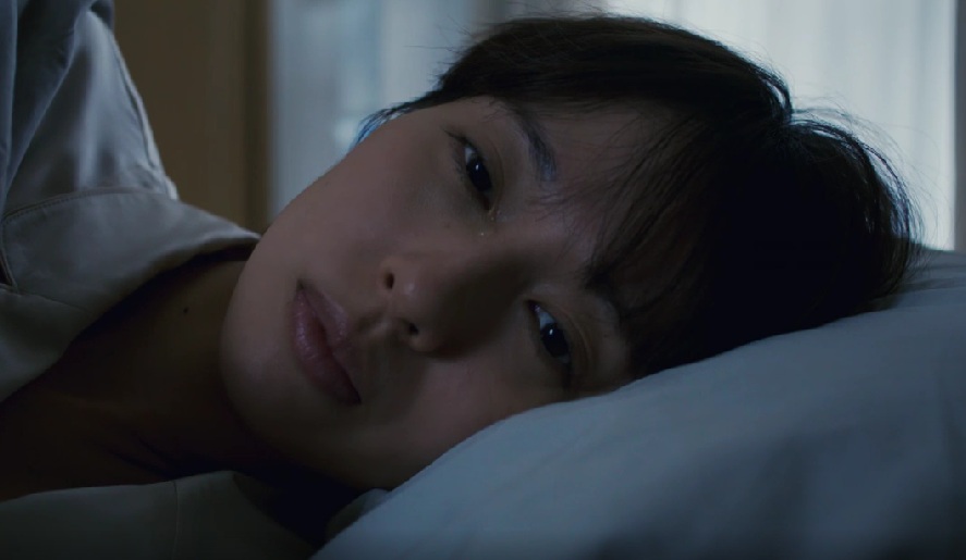 夢から目覚めた、涙を流す一香