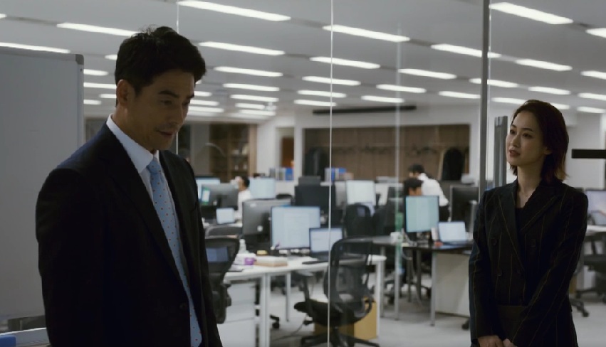 妻のひき逃げ事故について話す真北