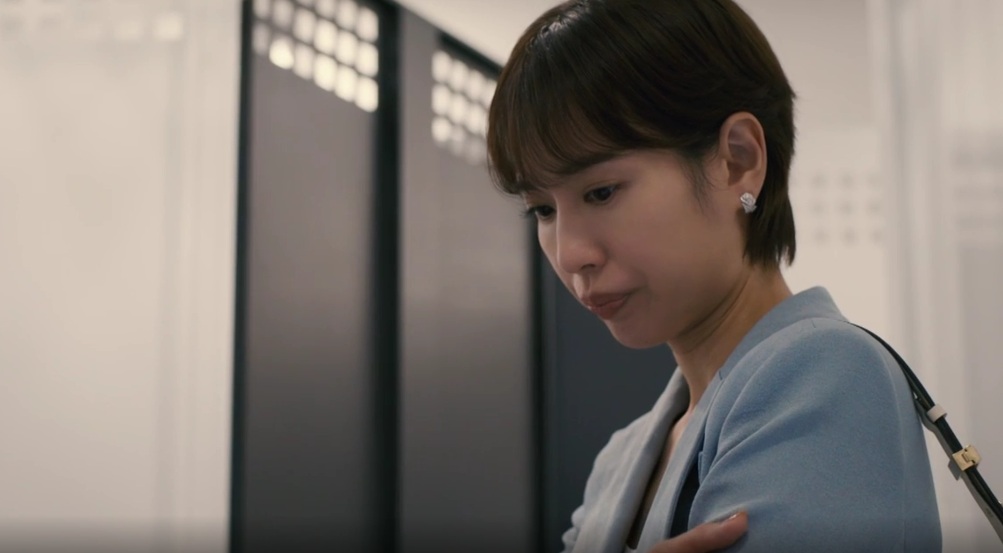 トランクルームでうつむく一香