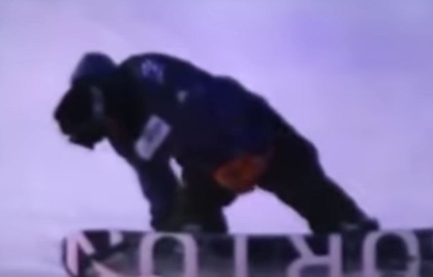 激痛で起き上がれない平野歩夢選手（2017年）