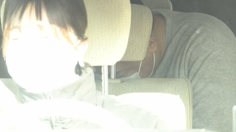 うつむき、顔を隠すリウ・ジャンラン容疑者