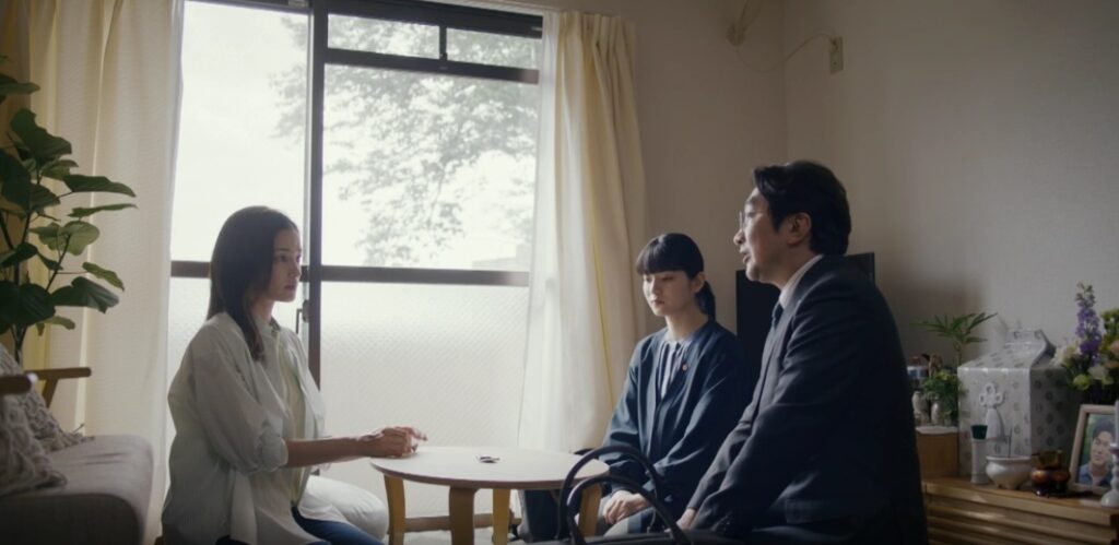 儀堂が貸倉庫を契約していたことを麻友に伝えるシーン