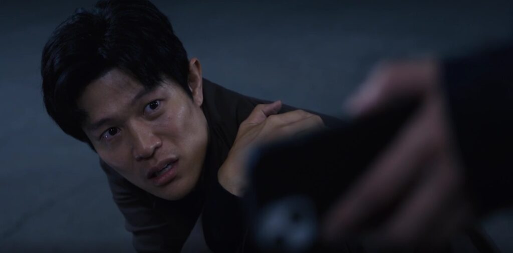 儀堂が100億の商品を盗む動画を見る早瀬