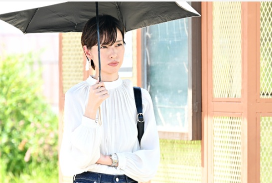 日傘をさす一香