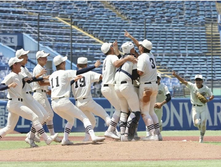 2025年8月に西東京大会優勝で喜ぶ日大三の選手たち