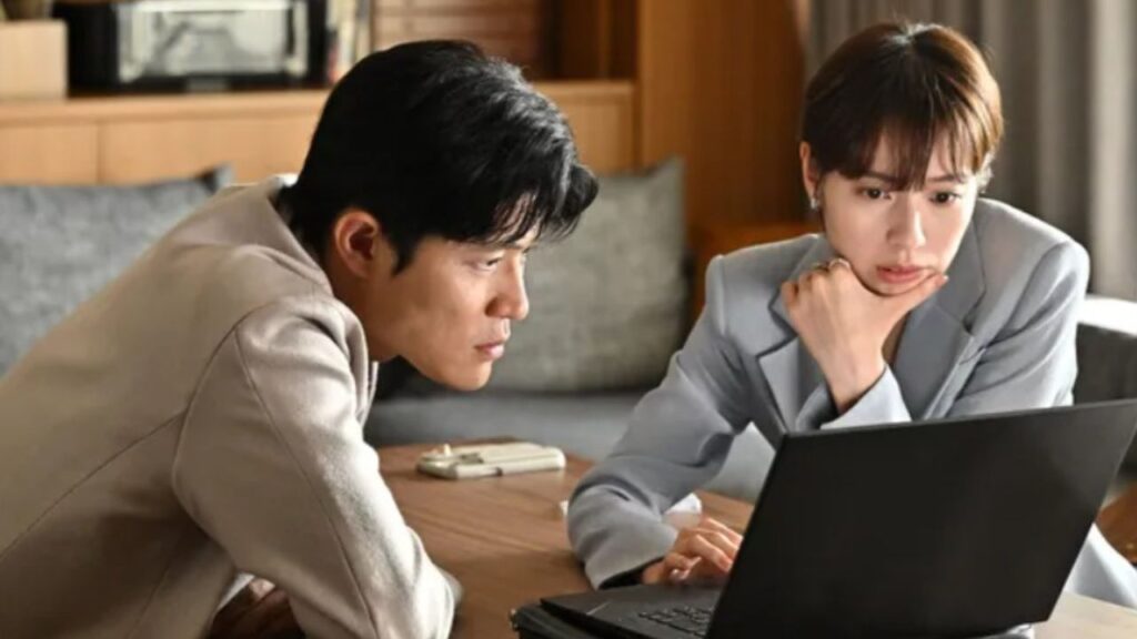 パソコンを見る儀堂と一香