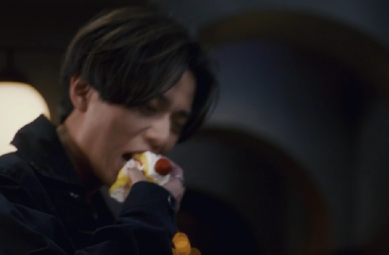 手づかみでケーキを食べる冬橋