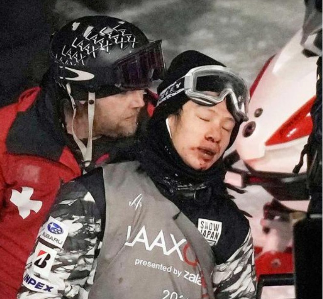 W杯で転倒し、引き揚げる平野歩夢選手