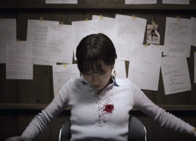 胸を撃たれた一香。妹・綾香の写真やたくさんのメモ書きが貼られている背景が見える