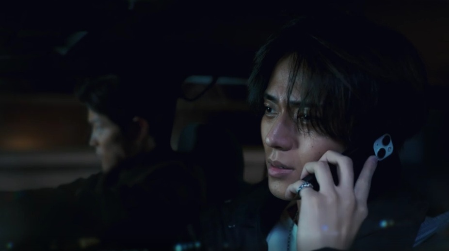 助手席で電話をする冬橋