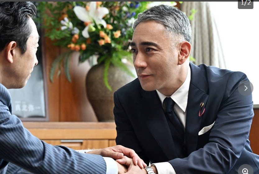 合六と握手をする真北弥一(市川團十郎)