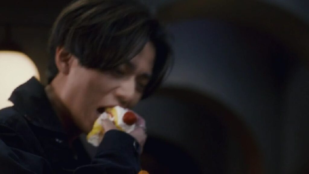 
ケーキを手づかみで食べる冬橋