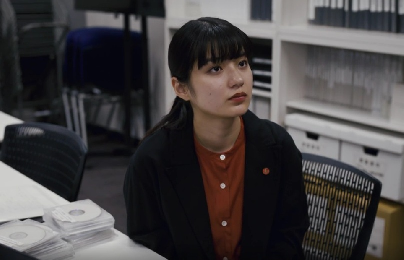 寺本を見つめる足立