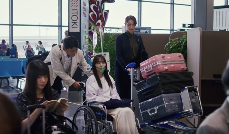 麻友からの寄付で渡航する綾香