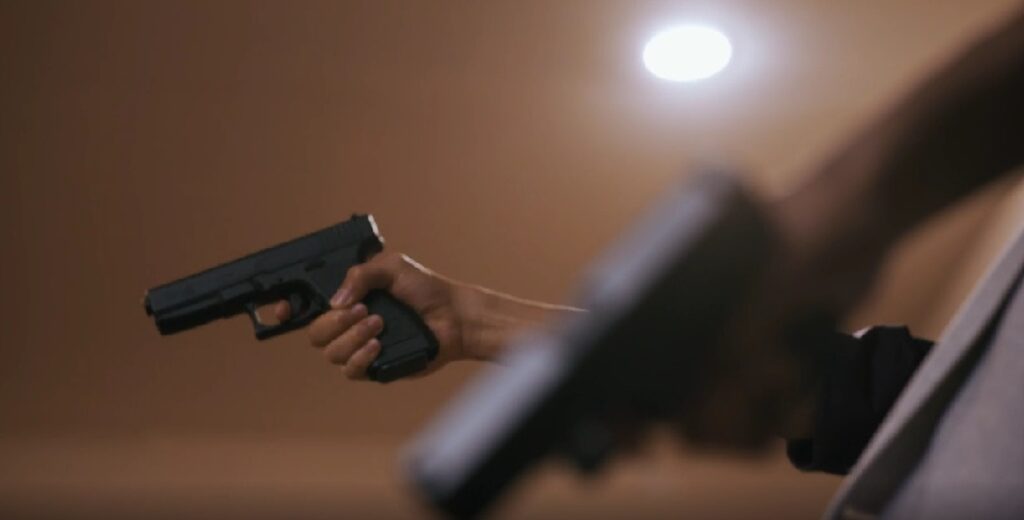 早瀬と冬橋を撃とうとする拳銃