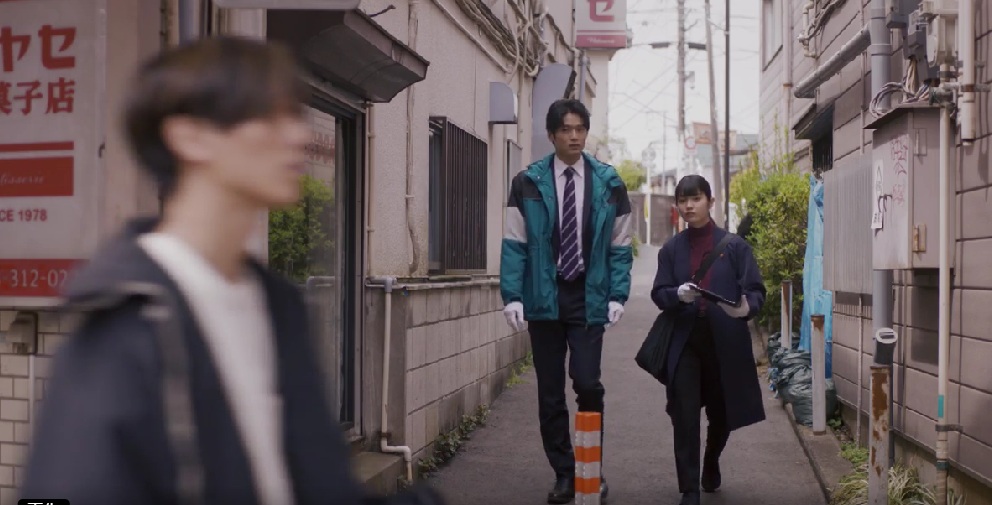 儀堂と冬橋が一緒に歩いていることろを目撃した足立と寺本