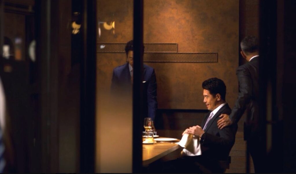 真北が食事をしているところに現れた合六と真北弥一