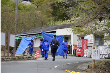 公衆トイレ付近を捜索する京都府警