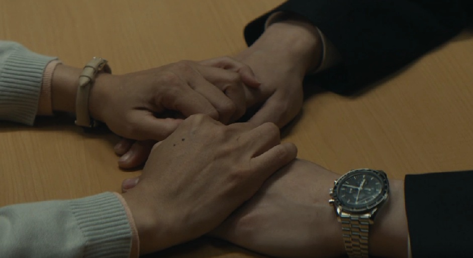 真の手をとんとんする小夜子