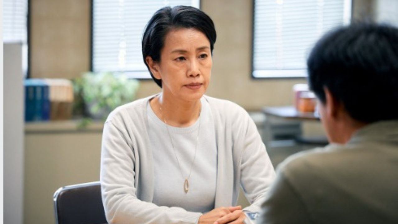 市民からの相談を受ける秦野小夜子