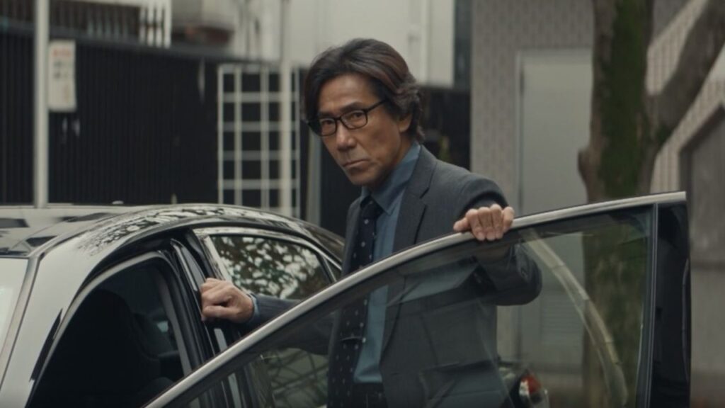真の話に聞き耳を立てる小池