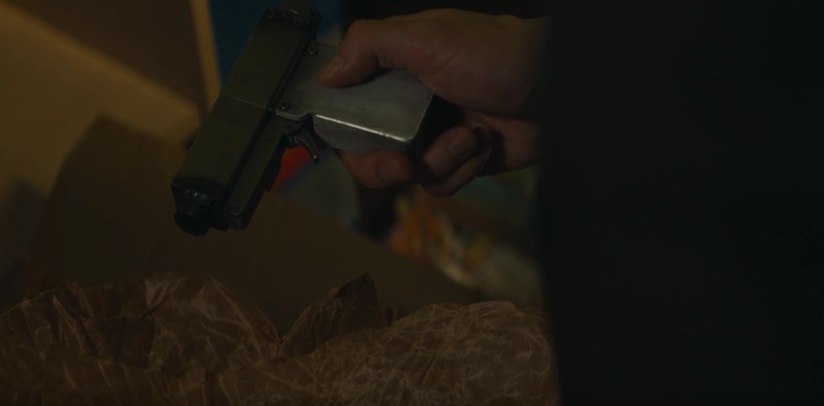 朔太郎が作ったおもちゃから出てきた拳銃
